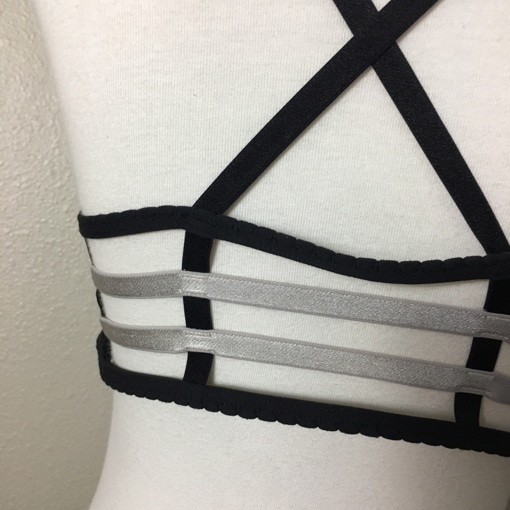 🚨FINAL PRICE DROP🚨Lululemon Strappy Caged Bra Striped - Picture 3 of 6